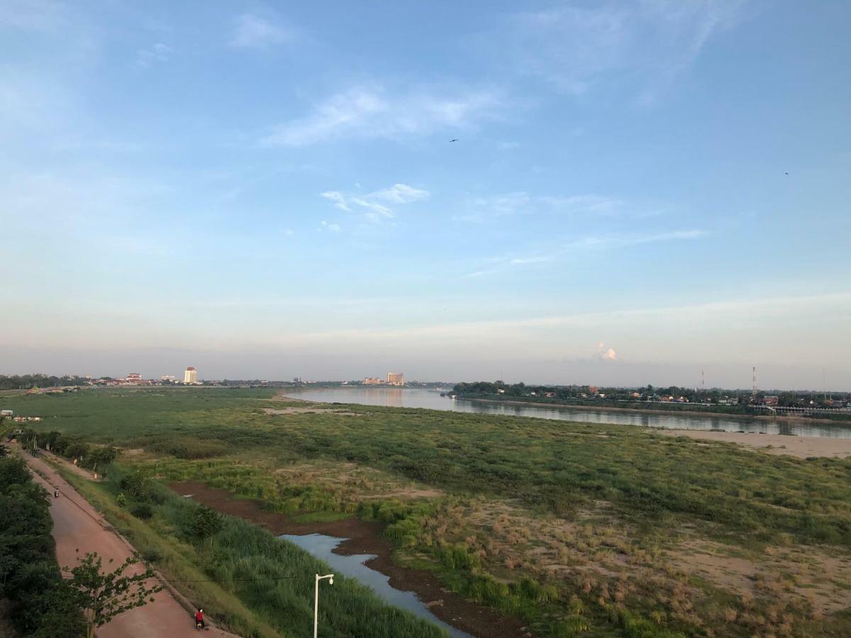 Sunset Mekong Apartment Vientiane Bagian luar foto
