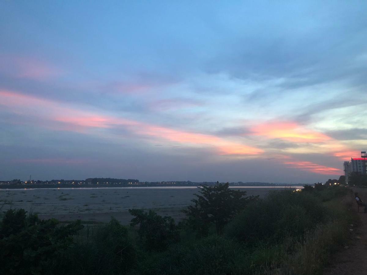 Sunset Mekong Apartment Vientiane Bagian luar foto