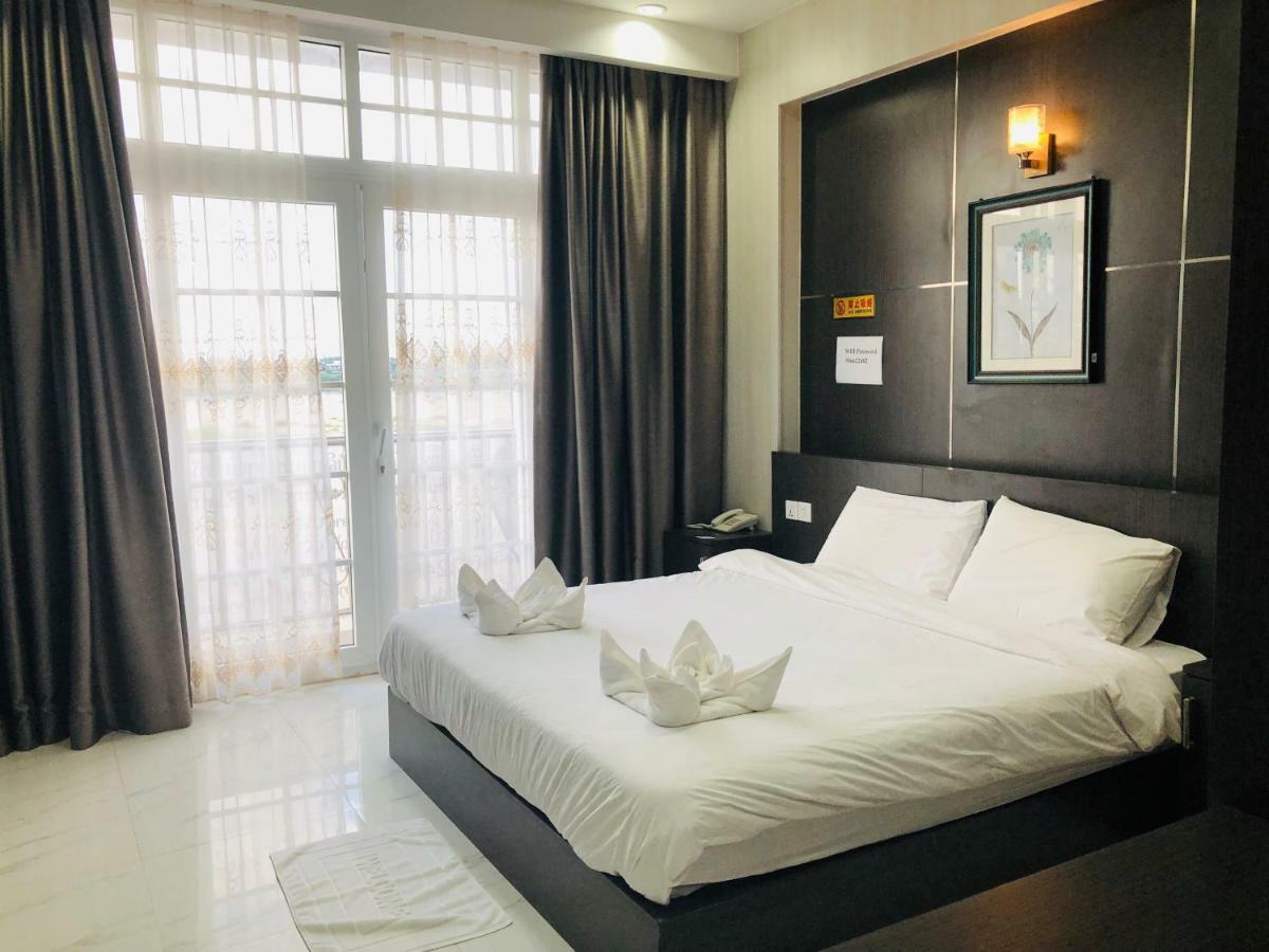 Sunset Mekong Apartment Vientiane Bagian luar foto